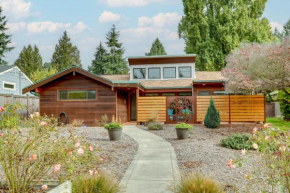 Beautiful Seattle Home with Patio about 9 Mi to Downtown